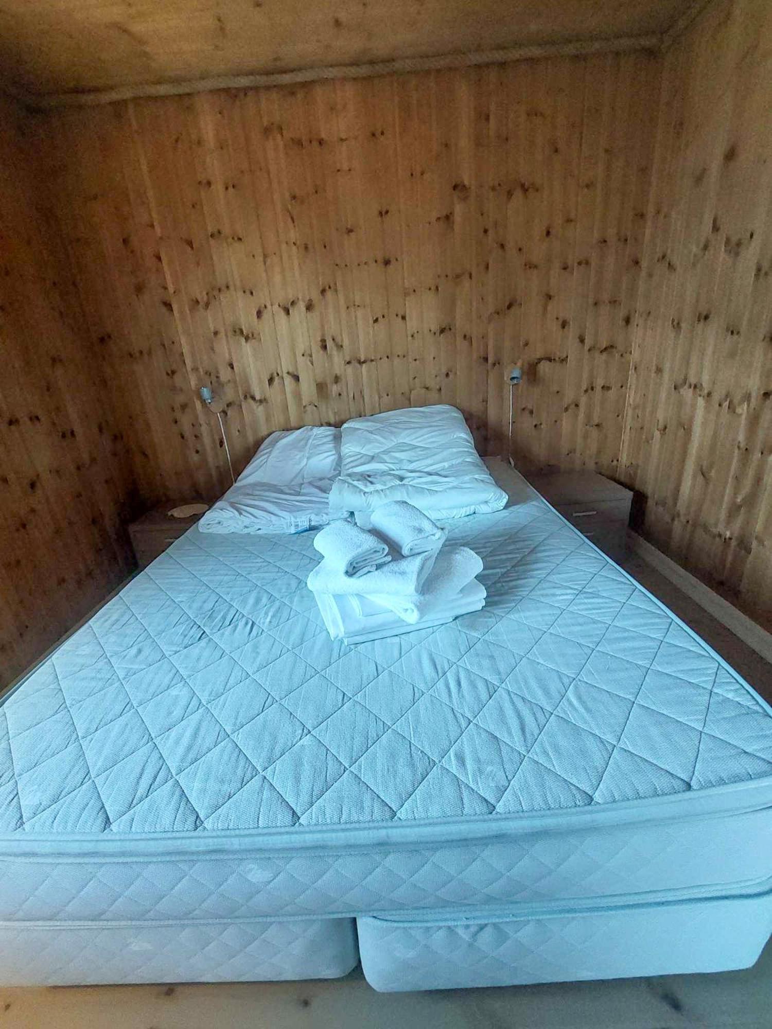 Valen Cabins In Рейне Екстериор снимка